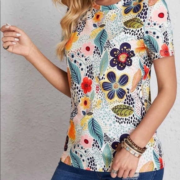 New Floral print short sleeve top - Picture 3 of 5